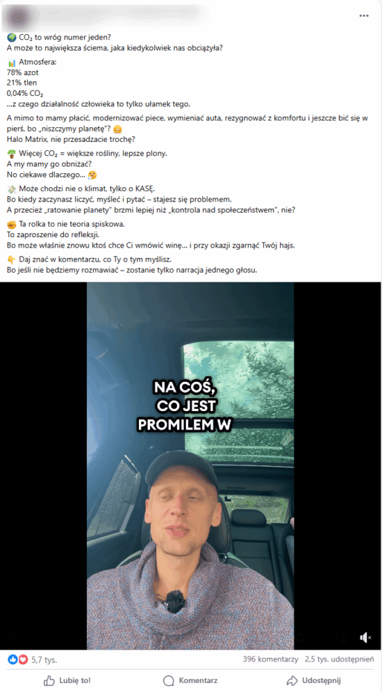 Zrzut ekranu omawianego nagrania. Na obrazie widać siedzącego w aucie mężczyznę w czarnej czapce z daszkiem i w szarym swetrze.