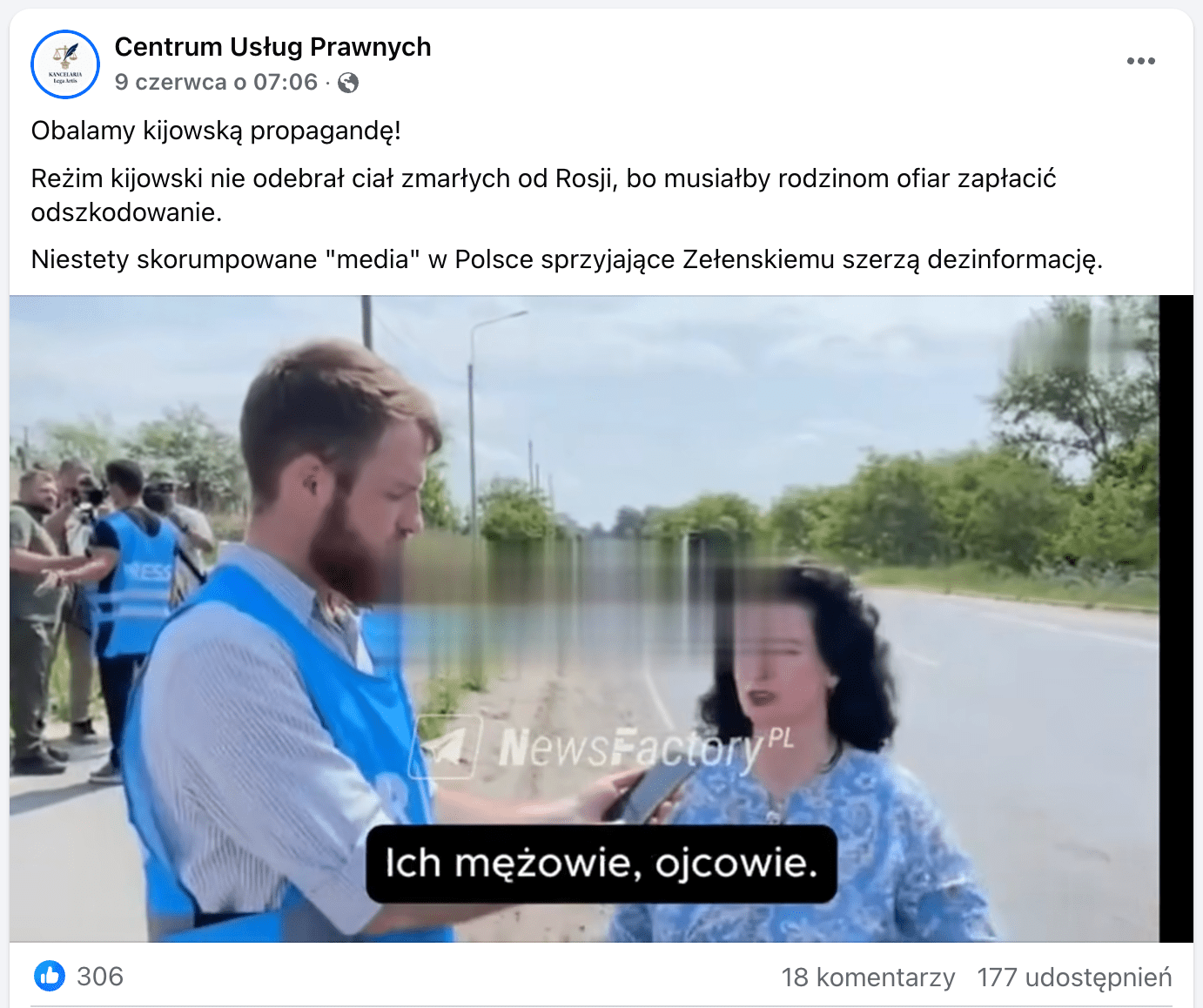 Zrzut ekranu posta na Facebooku. W kadrze młody mężczyzna w niebieskiej kamizelce nagrywa telefonem wypowiedź czarnowłosej kobiety we wzorzystej bluzce. Stoją przy poboczu drogi. Za nimi druga osoba w kamizelce pasowej stoi przed tłumem ludzi.