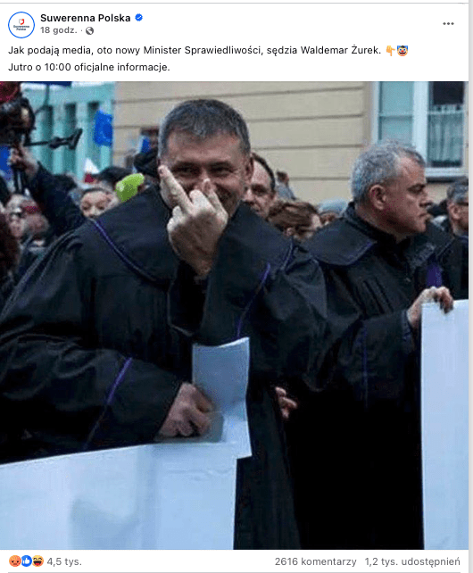 Wpis na profilu Suwerennej Polski na Facebooku ze zdjęciem sędziego Waldemara Żurka, pokazującego środkowy palec 