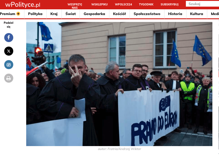 Zdjęcie sędziego Żurka ze strony wPolityce.pl na którym widać, że pokazuje dłonią znak "V".