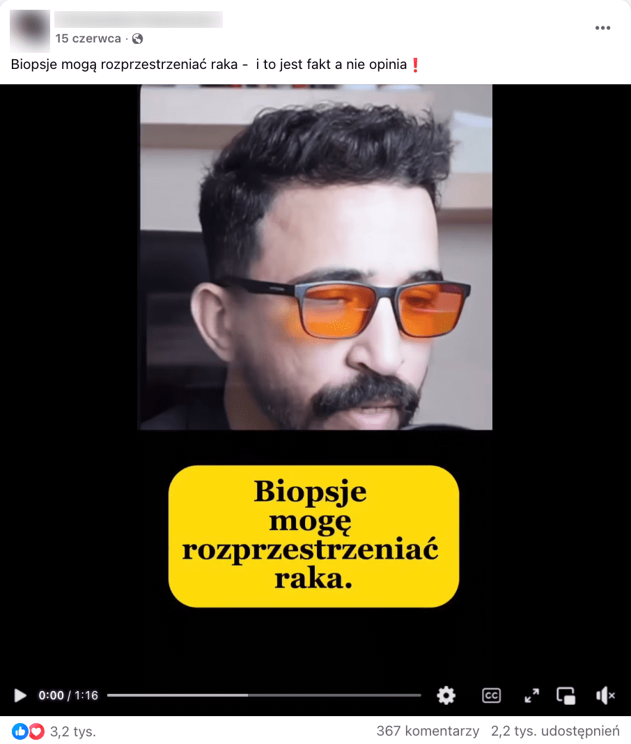 Zrzut ekranu z platformy Facebook.com przedstawiający post, do którego dołączono nagranie. Na zatrzymanym na zrzucie kadrze widać mężczyznę z ciemnymi włosami i zarostem, w pomarańczowych okularach. Na nagraniu widać napis: Biopsje mogę rozprzestrzeniać raka. 