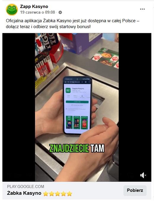 Zrzut ekranu z platformy Facebook, gdzie widoczny jest pracownik Żabki trzymający telefon z aplikacją kasyna online.