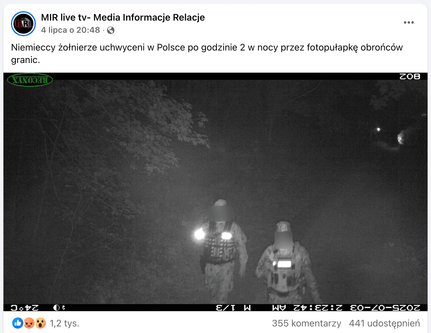 zrzut ekranu posta na Facebooku. Na dołączonym, czarnobiałym zdjęciu zrobionym z nocy widać dwóch mężczyzn w mundurach. Jeden z nich trzyma latarkę. Idą drogą między drzewami. 1,2 tys. reakcji, 355 komentarzy, 411 udostępnień.
