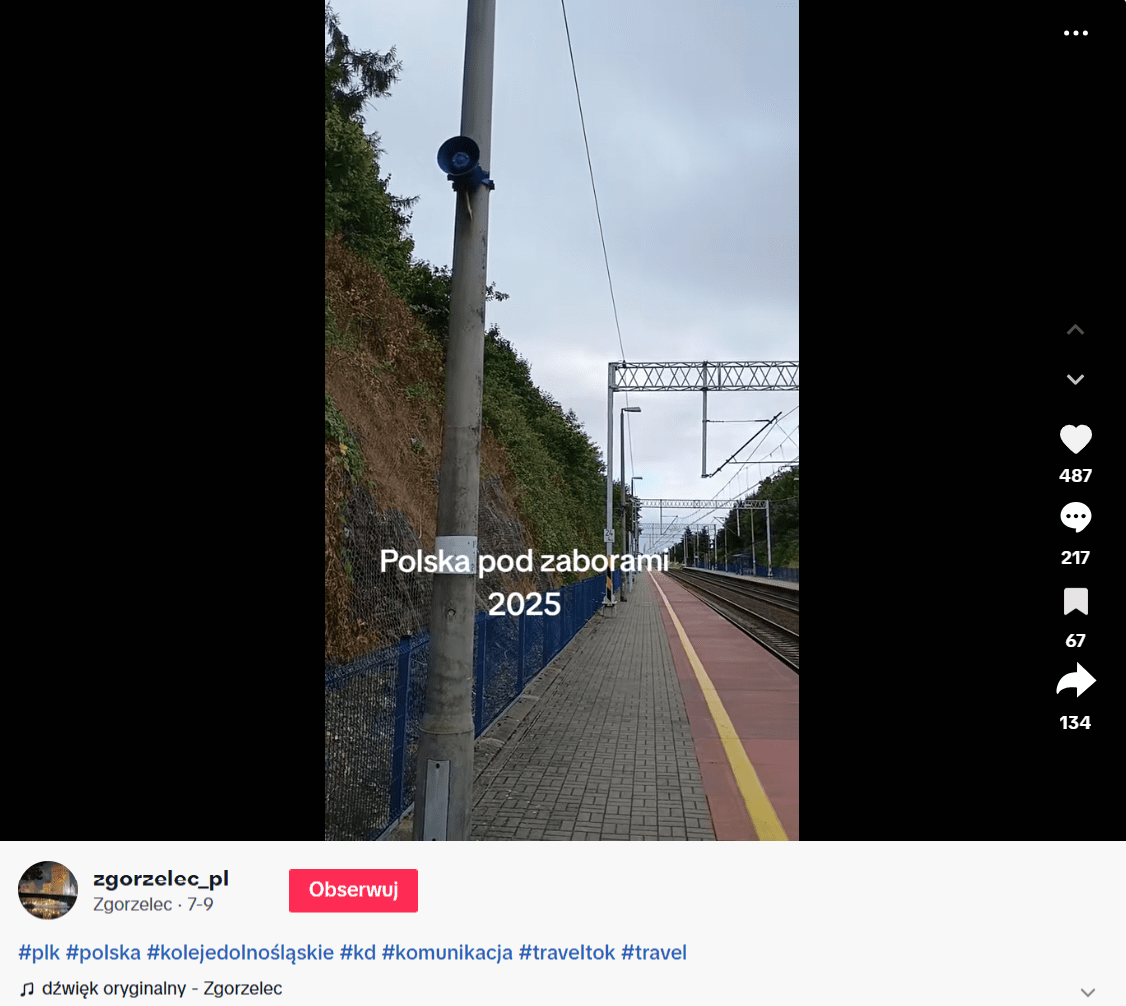 Zrzut ekranu z platformy TikTok, gdzie widzimy stację kolejową oraz napis „Polska pod zaborami 2025”. 