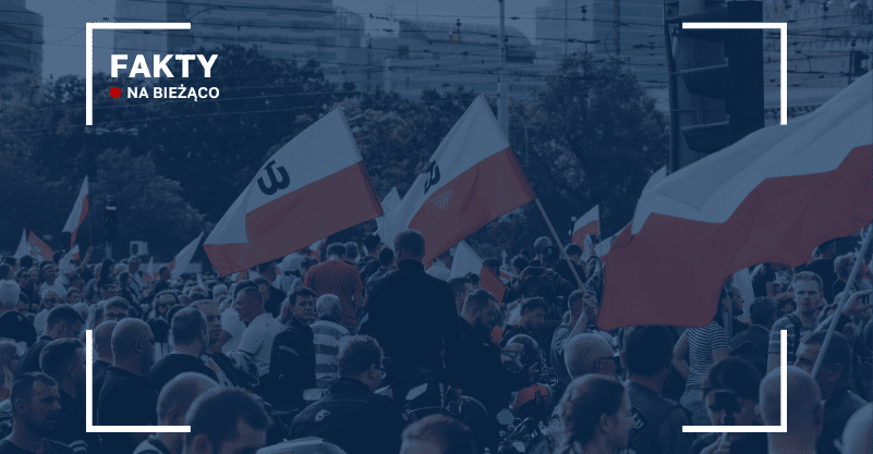 w tle tłum ludzi z flagami Polski