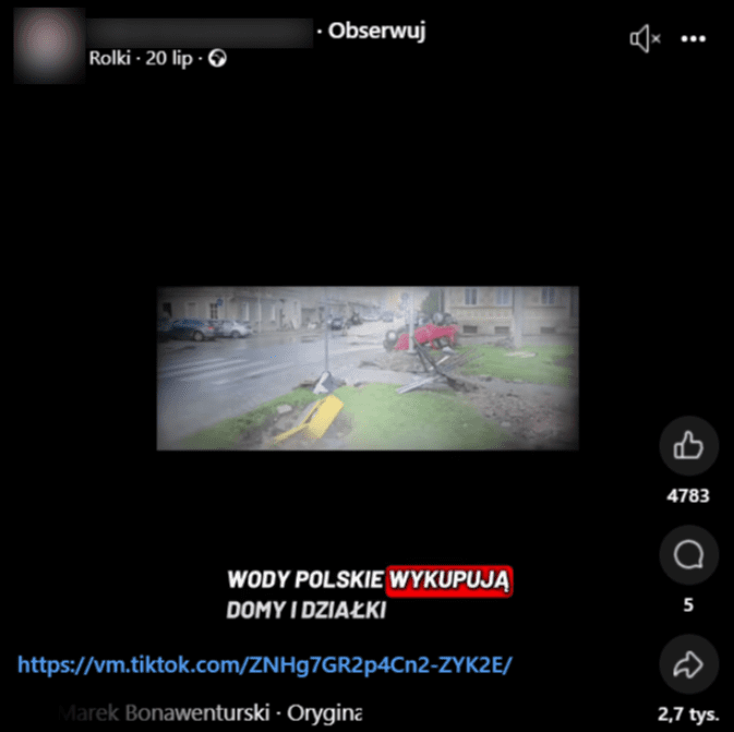 Zrzut ekranu przedstawiający post w mediach społecznościowych (Rolki na Facebooku). Na czarnym tle widoczna jest miniatura filmu pokazującego skutki powodzi lub gwałtownej ulewy: na trawniku przy zalanej ulicy leży przewrócony na bok czerwony samochód. Poniżej filmu znajduje się biały napis: „WODY POLSKIE WYKUPUJĄ DOMY I DZIAŁKI”, w którym słowo „WYKUPUJĄ” jest zaznaczone czerwoną ramką.