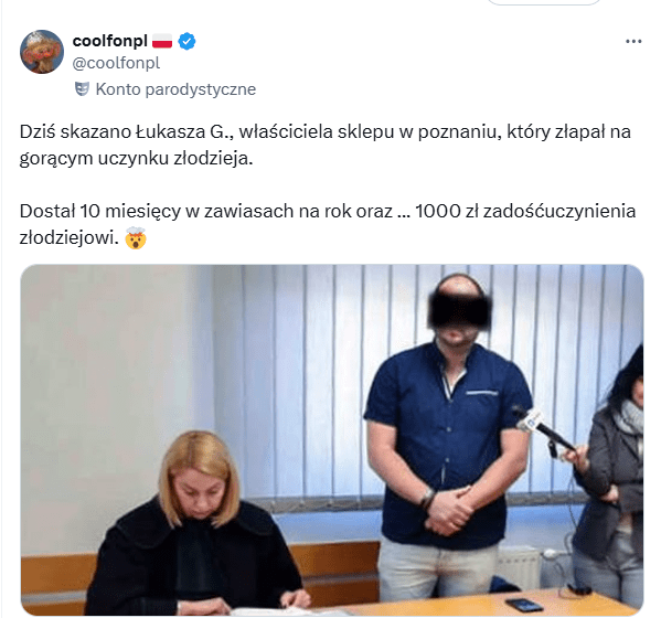 Wpis na portalu X z profilu Coolfon, z informacją o wyroku skazującym dla sklepikarza. Na fotografii widać salę sądową, siedzącą adwokatkę, stojacego oskarżonego w granatowej koszuli z zasłoniętymi oczami, oraz część postaci reporterki radiowej, podkładającej zabierającemu głos oskarżonemu mikrofon 