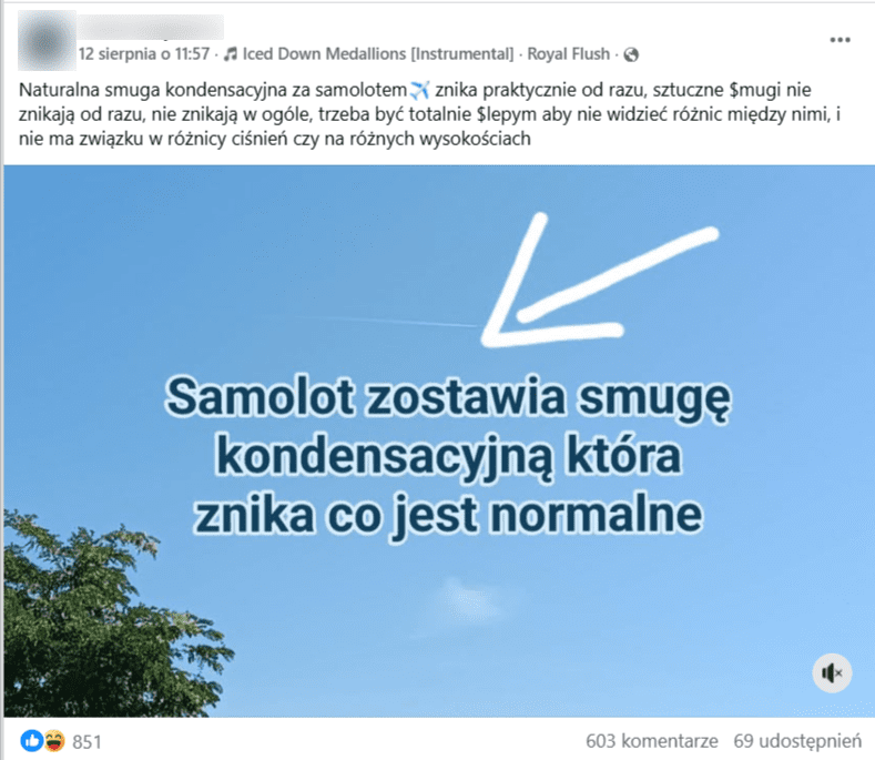 Zdjęcie przedstawia fragment błękitnego nieba z ledwo widoczną, cienką smugą kondensacyjną za samolotem na dużej wysokości. W lewym dolnym rogu widoczne są wierzchołki zielonych drzew. Na środku obrazu umieszczony jest biały napis: ‘Samolot zostawia smugę kondensacyjną która znika co jest normalne’. Nad napisem widoczna jest biała strzałka wskazująca smugę.