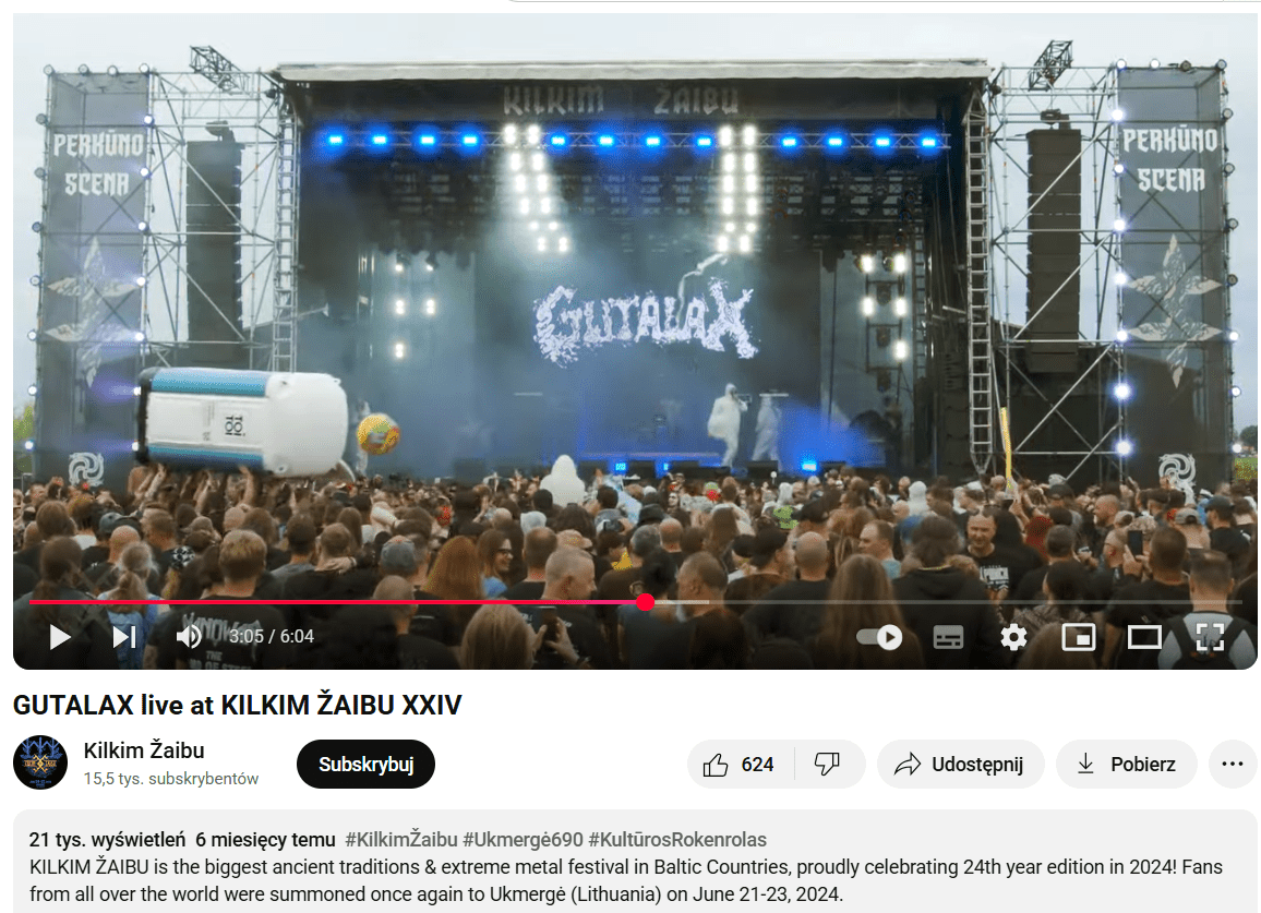 Zrzut ekranu z platformy YouTube, gdzie pojawia się moment przenoszenia toalety marki ToiToi.