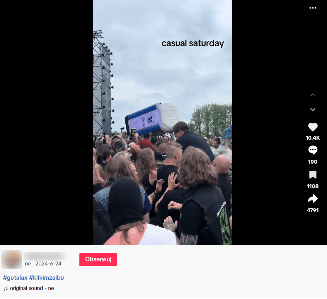 Zrzut ekranu z platformy TikTok, gdzie widzimy oryginalne nagranie dewastacji przenośnej toalety marki ToiToi, które miało miejsce w Litwie rok temu. 