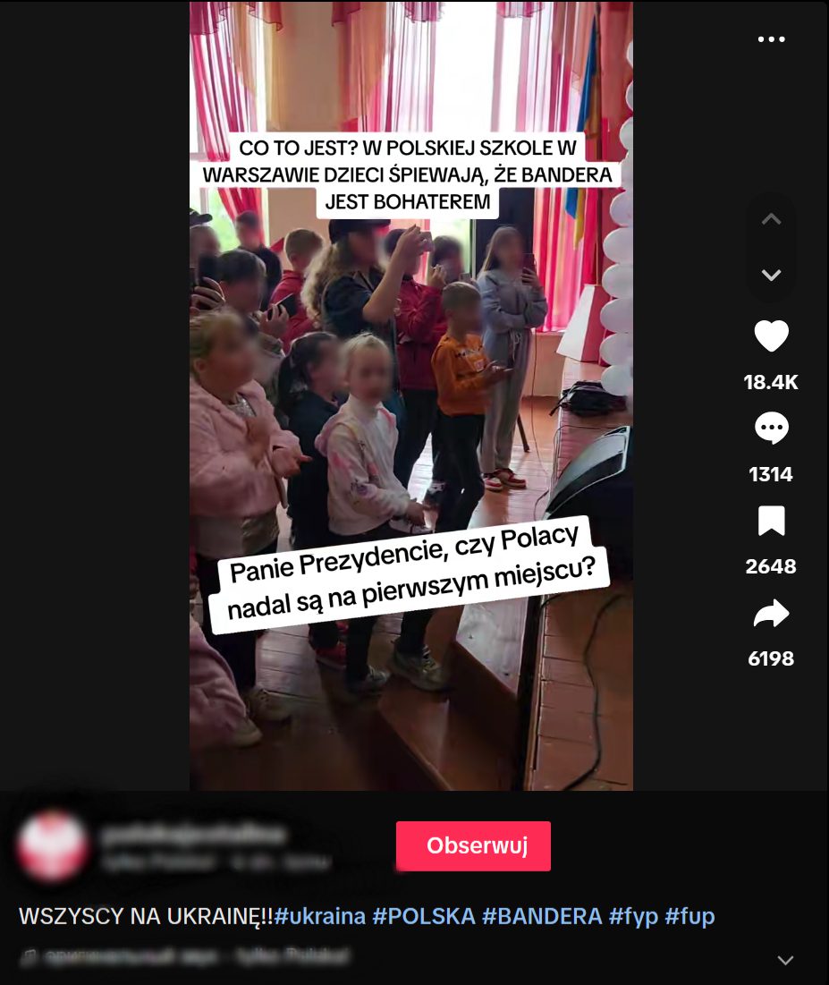 На скріншоті з TikTok видно групу дітей, які стоять у залі біля сцени та співають. На задньому плані видно прапор та прикраси. Акаунт «polskajestsilna» додав підпис під відео: «ВСІ ЇДЬТЕ ДО УКРАЇНИ!! #ukraine #POLAND #BANDERA #fyp #fup».