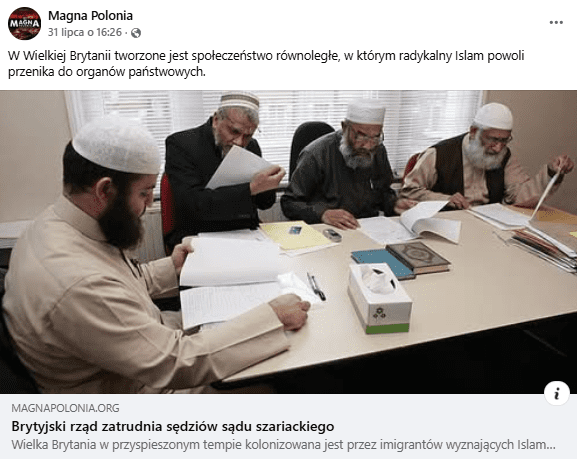 Zrzut ekranu z platformy Facebook, gdzie widzimy czterech mężczyzn w tradycyjnych muzułmańskich czapkach kufi. 