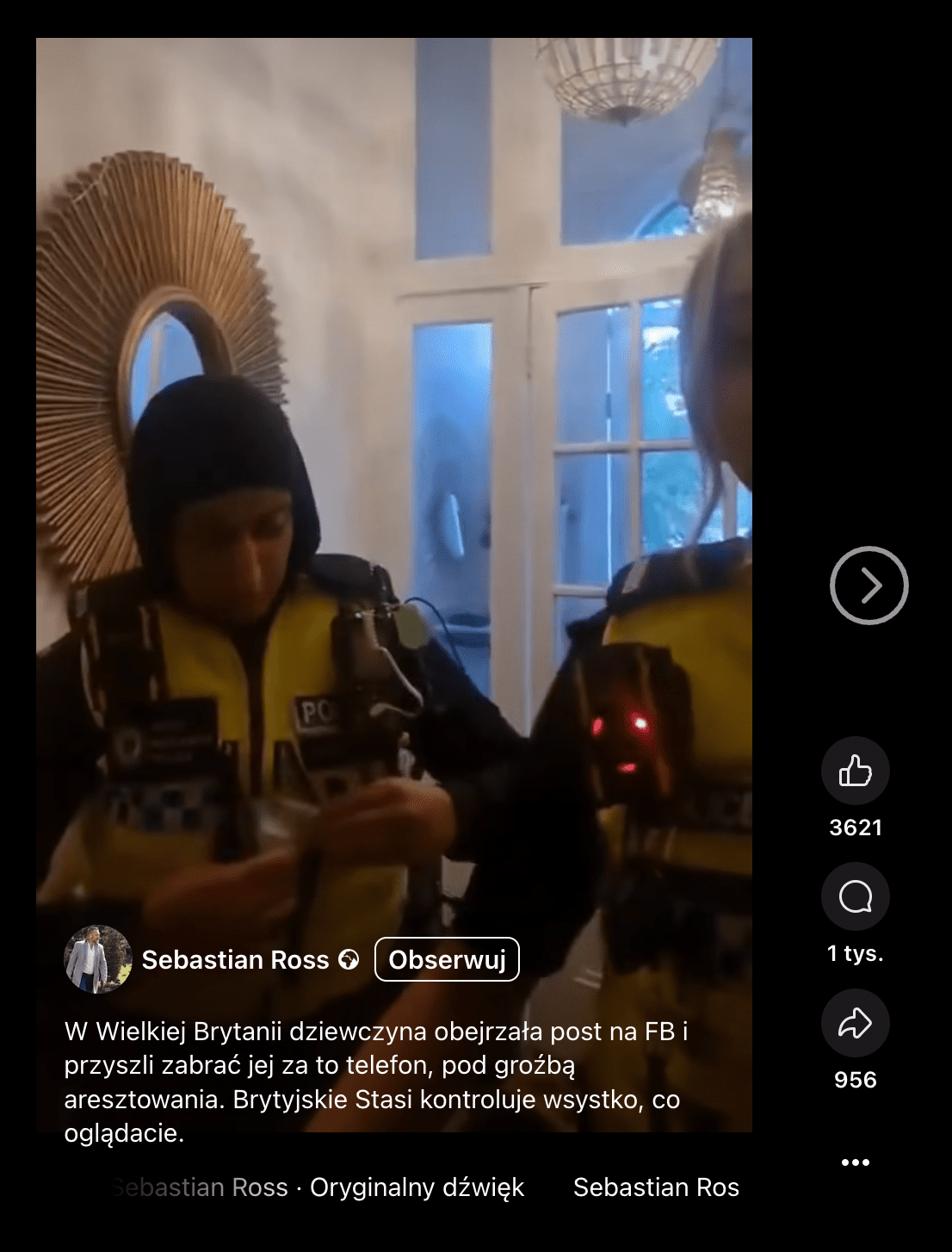Zrzut ekranu posta na Facebooku. W kadrze znajduje się policjantka w hidżabie i żółtej kamizelce. Na pierwszym planie inna policjantka patrzy w obiektyw.