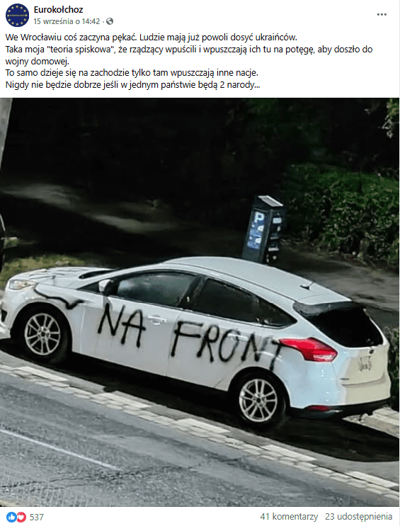 Zrzut ekranu z platformy Facebook, gdzie widoczne jest zdewastowane auto, a na nim napis „Na front”.
