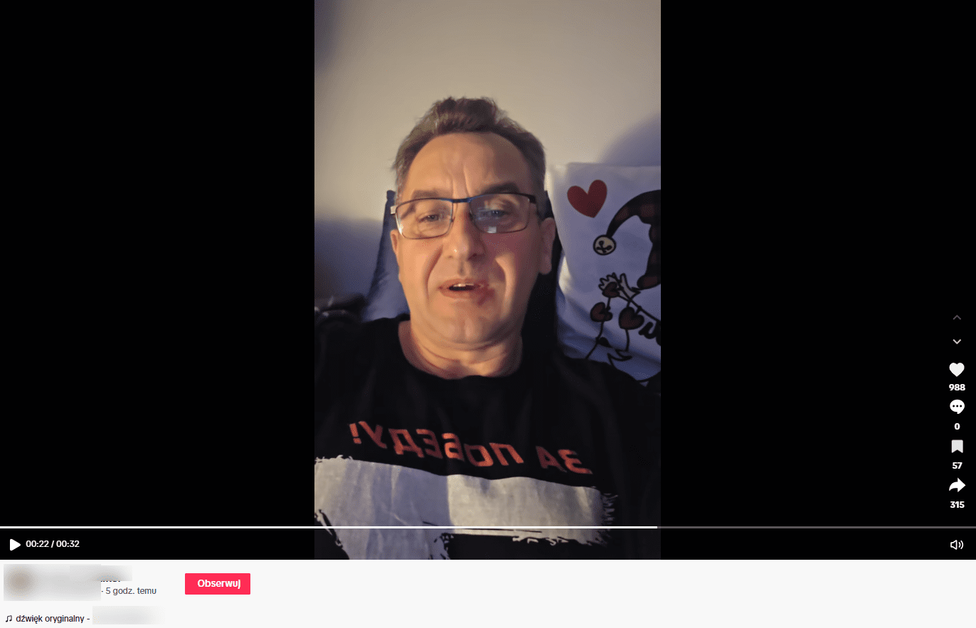 Film na TikToku o tym, że zestrzelenie dronów był ukraińską prowokacją. Na nagraniu widzimy mężczyznę w średnim wieku w okularach na tle białej ściany 