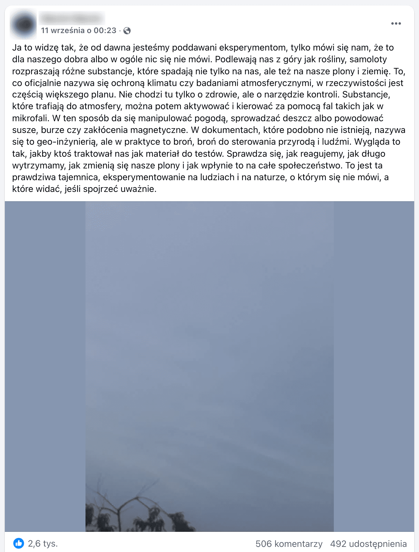 Zrzut ekranu posta na Facebooku. Dołączono do niego zdjęcie nieba z cienką warstwą chmur.