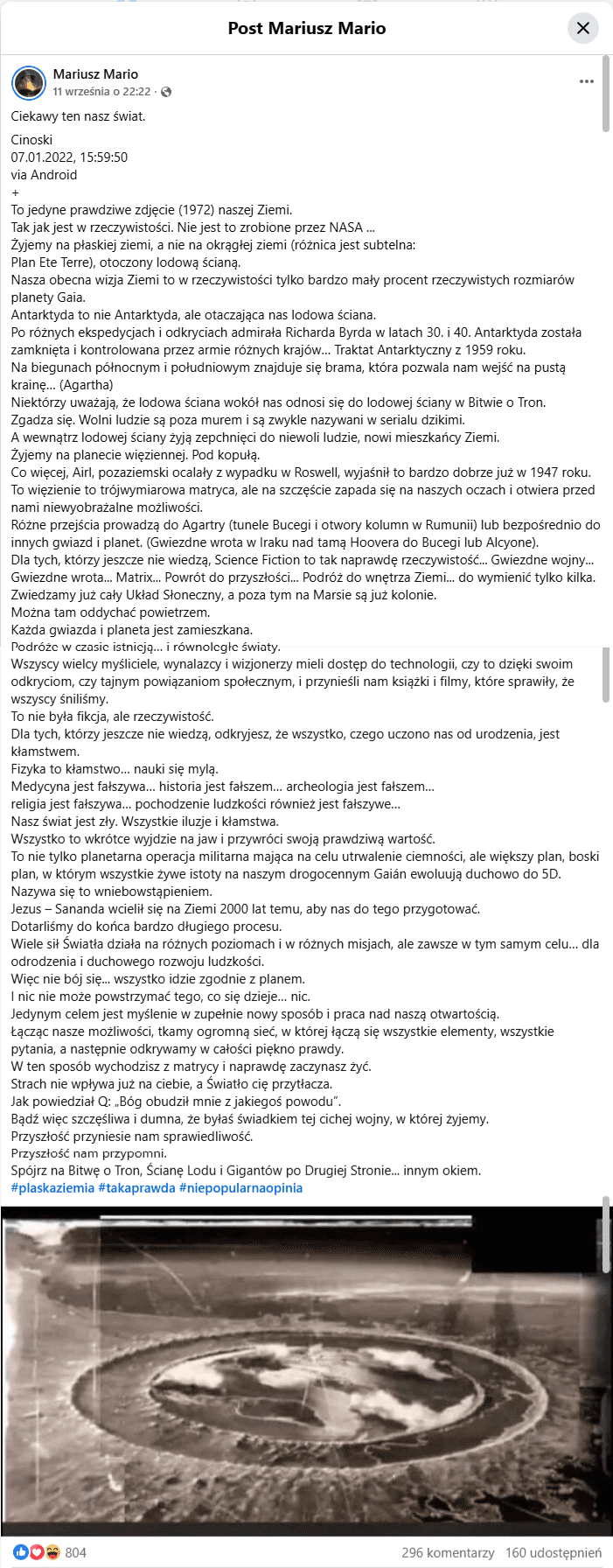  zrzut ekranu posta na Facebooku, w którym opisywana jest teoria spiskowa o tym, że Ziemia jest płaska. Do wpisu załączone jest zdjęcie, które rzekomo przedstawia Ziemię otoczoną przez ściany lodu.