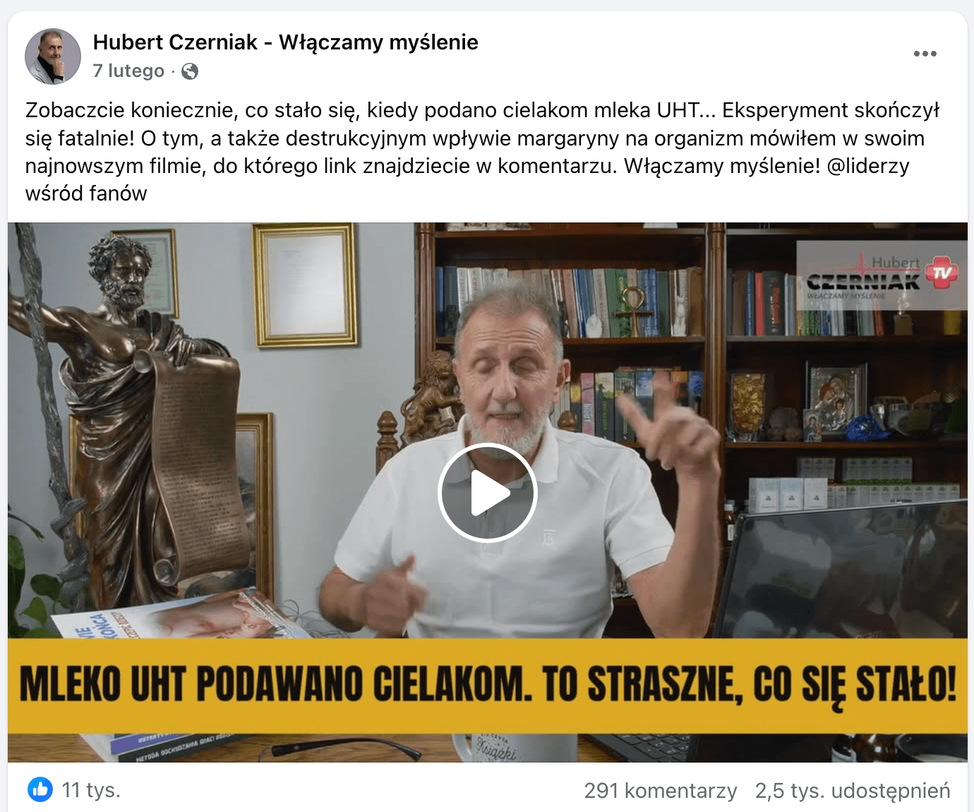 Zrzut ekranu filmu z Hubertem Czerniakiem, w którym przekonywano, że cielaki padają od mleka UHT.