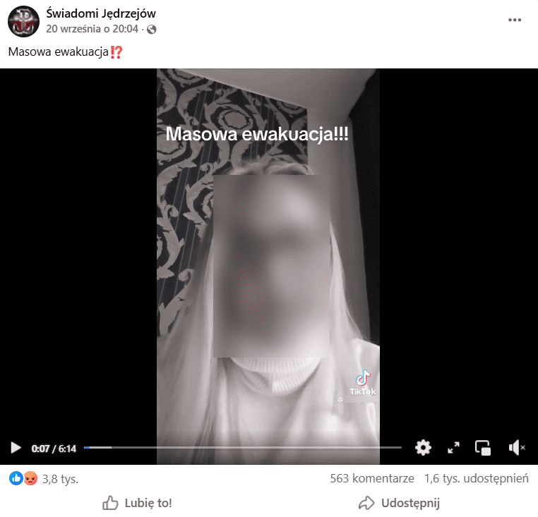 Zrzut ekranu z platformy Facebook, gdzie widać klatkę nagrania z TikToka, gdzie kobieta opowiada o teorii spiskowej. 